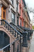 ciudad de nueva york - 10 de abril de 2021 - vista de edificios de piedra rojiza en harlem en manhattan, ciudad de nueva york. foto