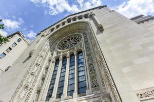 temple emanu-el fue la primera congregación judía reformada en la ciudad de nueva york y, debido a su tamaño y prominencia, ha servido como una congregación emblemática en la rama reformada del judaísmo. foto