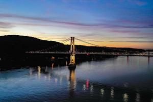 el puente mid hudson que cruza el río hudson cerca de poughkeepsie, nueva york. foto