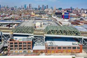 vista panorámica del canal gowanus en brooklyn con la autopista gowanus y manhattan al fondo. foto