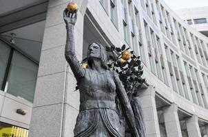 escultura de adán y eva de munehiro ikeda por el edificio del gobierno metropolitano de tokio en tokio, japón, 2022 foto