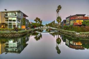 el área icónica de los canales de venecia en venecia, california, estados unidos foto