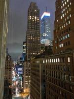 vista aérea de las oficinas del centro de manhattan, ciudad de nueva york por la noche. foto