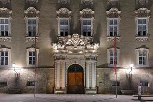 la plaza residenzplatz con domquartier, complejo de museos y catedrales de salzburgo, patrimonio mundial de la unesco en el casco antiguo de salzburgo, austria por la noche. foto