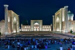 registan en la antigua ciudad de samarcanda en uzbekistán foto