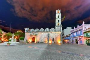 la plaza de san francisco de asis en la habana vieja de noche en cuba. foto