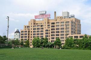 oficina de la torre de vigilancia de los testigos de jehová en la ciudad de nueva york junto al parque del puente de brooklyn, 2022 foto