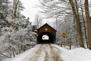 Puente cubierto de demolición en Plainfield, New Hampshire durante el invierno. foto