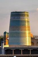 el minarete kalta minor y la arquitectura histórica de itchan kala, ciudad interior amurallada de la ciudad de khiva, uzbekistán, un sitio del patrimonio mundial de la unesco. foto