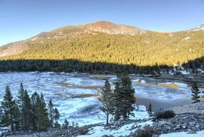 lago tioga, yosemite al atardecer foto