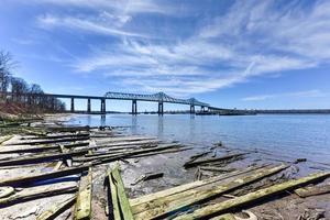 el cruce del puente exterior es un puente en voladizo que se extiende sobre Arthur Kill. el puente exterior, como se le suele llamar, conecta perth amboy, nueva jersey, con staten island, nueva york. foto