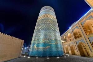 el minarete kalta minor y la arquitectura histórica de itchan kala, ciudad interior amurallada de la ciudad de khiva, uzbekistán, un sitio del patrimonio mundial de la unesco. foto