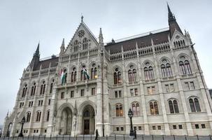 edificio del parlamento húngaro - budapest, hungría foto