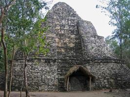 ruinas de una pirámide maya en las selvas de coba, méxico. foto