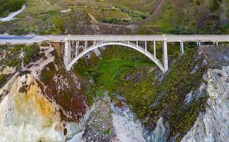 puente de rocky creek, puente de arco spandrel en california, big sur en el condado de monterey, estados unidos foto