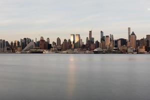 horizonte de la ciudad de nueva york visto desde weehawken, nueva jersey. foto