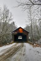 puente cubierto de martin's mill en hartland, vermont durante el invierno. foto