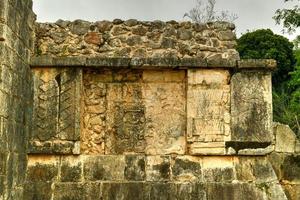 plataforma de venus en la gran plaza de chichén itzá, una gran ciudad precolombina construida por el pueblo maya en yucatán. una de las nuevas 7 maravillas del mundo. foto