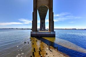 el cruce del puente exterior es un puente en voladizo que se extiende sobre Arthur Kill. el puente exterior, como se le conoce a menudo, conecta perth amboy, nueva jersey, con staten island, ny. vista desde abajo. foto