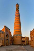 la arquitectura de la madraza de la ciudad vieja y el minarete islam khoja. foto