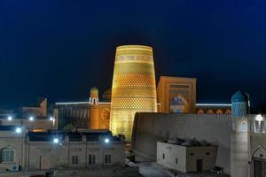 arquitectura histórica de itchan kala, ciudad interior amurallada de la ciudad de khiva, uzbekistán, un sitio del patrimonio mundial de la unesco. foto