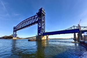 puente goethals y puente de elevación vertical arthur kill. el puente goethals y el puente levadizo del ferrocarril arthur kill conectan elizabeth, nj con staten island, ny sobre el arthur kill. foto