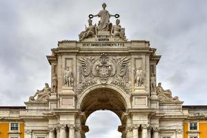 arco triunfal de la calle augusta en la plaza del comercio, praca do comercio o terreiro do paco en lisboa, portugal. foto