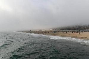 playa de santa mónica mientras una niebla se mueve lentamente frente al océano pacífico. foto