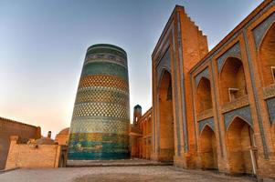 el minarete kalta minor y la arquitectura histórica de itchan kala, ciudad interior amurallada de la ciudad de khiva, uzbekistán, un sitio del patrimonio mundial de la unesco. foto