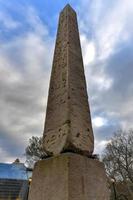 obelisco de la aguja de cleopatra en nueva york. fue erigido en central park, al oeste del museo metropolitano de arte en manhattan, el 22 de enero de 1881 foto