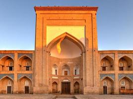 kutlug-murad inaka madrasa en khiva, uzbekistán. la madraza de kutlug-murad-inak fue la primera madraza de dos pisos en khiva. foto