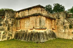 plataforma de venus en la gran plaza de chichén itzá, una gran ciudad precolombina construida por el pueblo maya en yucatán. una de las nuevas 7 maravillas del mundo. foto