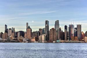 horizonte de la ciudad de nueva york visto desde weehawken, nueva jersey. foto