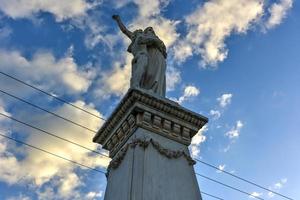 estatua a lo largo del bulevar principal, paseo el prado en cienfuegos, cuba. foto