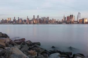 horizonte de la ciudad de nueva york visto desde weehawken, nueva jersey. foto