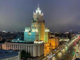 edificio del ministerio de asuntos exteriores al atardecer en moscú, rusia, 2022 foto