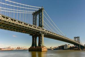 el puente de manhattan visto desde el lado de manhattan en la ciudad de nueva york. foto