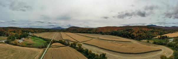 vista aérea de los campos de maíz en vermont durante el otoño. foto
