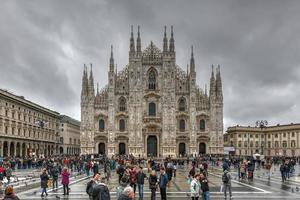 Milán, Italia - 18 de marzo de 2018 - Catedral de Milán, Catedral de la Natividad de la Virgen María - Catedral de Milán, está situada en el centro histórico de la ciudad y es su símbolo. foto