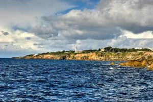 acantilados junto al mar a lo largo del océano atlántico cerca de la ciudad portuguesa de cascais, en el distrito de lisboa. foto