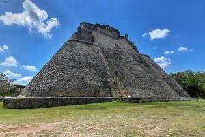 la piramide del mago en uxmal, yucatan, mexico. es la estructura más alta y más reconocible de uxmal. foto