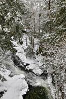 Arroyo de soplado en Plainfield, New Hampshire durante el invierno. foto