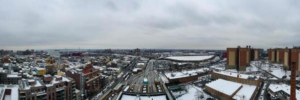 vista aérea de las vías de tren elevadas cubiertas de nieve que se extienden desde coney island, brooklyn, nueva york. foto