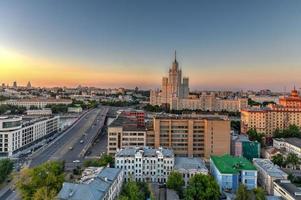 vista panorámica del horizonte de moscú durante la puesta de sol en rusia. foto