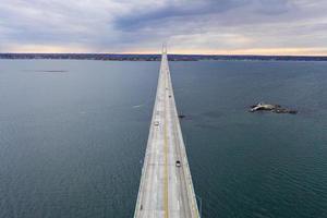 el puente claiborne pell se encuentra entre los puentes colgantes más largos del mundo ubicado en newport, ri, ee.uu. foto