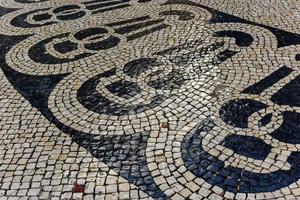 mosaico de piedra en las calles de lisboa, portugal. foto