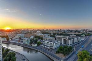 vista panorámica del horizonte de moscú durante la puesta de sol en rusia. foto