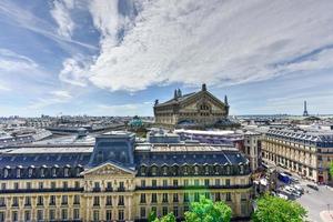parís, francia - 15 de mayo de 2017 - vista panorámica desde las galerías lafayette haussmann hasta el horizonte de parís. foto