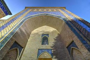 mausoleo pahlavan-mahmud en khiva, uzbekistán. una de las mejores obras de arquitectura khivian - mausoleo de pahlavan mahmud - realizada en la tradición de la arquitectura khorezm de los siglos xviii-xix. foto