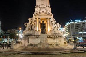 plaza del marqués de pombal en lisboa, portugal. marqués está en la parte superior, con un león -símbolo de poder- a su lado. foto